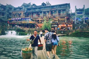 TRƯƠNG GIA GIỚI PHƯỢNG HOÀNG CỔ TRẤN